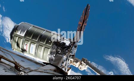 . Iss068e021345 (Nov 9, 2022) --- der Northrop Grumman Cygnus Raumfrachter ist kurz nach der Ankunft auf der Internationalen Raumstation im Griff des Roboterarms Canadarm2 abgebildet. Stockfoto