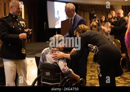 Holly Koester, eine frühere Teilnehmerin am Marine Corps Marathon, erhält eine Auszeichnung vom U.S. Marine Corps Maj. General David Maxwell, Commander of Marine Corps Installations Command, während des Marine Corps Marathon Hall of Fame Dinner 47. in Arlington, Virginia, am 28. Oktober 2022. Die Teilnehmer versammelten sich, um diejenigen zu würdigen, die herausragende Leistungen erbracht und bedeutende Auswirkungen auf den Marine Corps Marathon erzielt haben. Stockfoto