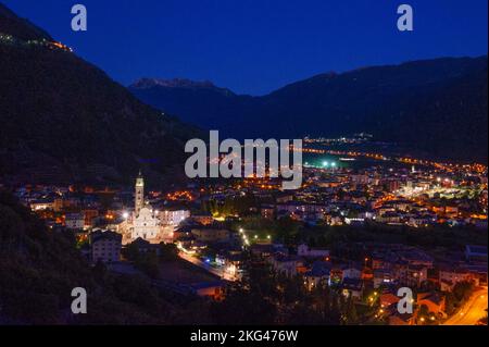 oktober 13 2022 - Europa, Italien, Lombardei, Stadt Tirano, Nachtansicht des Heiligtums und der Stadt. Stockfoto