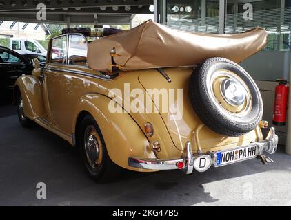 Itterbeck, Deutschland - Nov. 1 2022 steht Ein klassischer Mercedes Benz 170 s Cabriolet in einem Ausstellungsraum. Dieses Modell wurde zwischen 1949 und 1952 gebaut Stockfoto