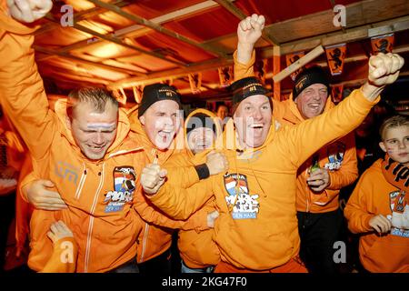 DEN HAAG - Orange Fans auf dem Haagse Marktweg, besser bekannt als Oranjestraat, während des WM-Spiels in Katar zwischen Senegal und den Niederlanden. ANP SEM VAN DER WAL niederlande Out - belgien Out Stockfoto