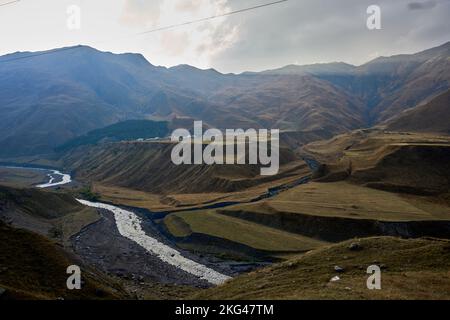 Hochgebirgslandschaft an der georgischen Heerstraße, Ort Kanobi, Distrikt Stepantsminda, Region Mtskheta-Mtianeti, hoher Kaukasus, Georgien Stockfoto