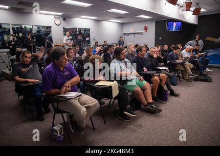 Artemis I Post Launch News Conference. Medienmitglieder nehmen am 16. November 2022 im Kennedy Space Center der NASA in Florida an einer Pressekonferenz nach dem Start von Artemis I um 1:47 Uhr EST vom Kennedy Launch Complex 39B Teil. Die Teilnehmer waren Jackie McGuiness, NASA Communications; Bill Nelson, NASA-Administrator; Mike Sarafin, Artemis Mission Manager, NASA Headquarters; Mike Bolger, Exploration Ground Systems Program Manager, Kennedy; John Honeycutt, Space Launch System Program Manager, Marshall; Howard Hu, Orion Program Manager, NASA Johnson Space Center; und Emily Nelson, Chief f Stockfoto