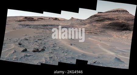 Blick auf die Sandkämme und Bolívar von Curioity. Der NASA Curiosity Mars Rover nutzte seine Mast Camera, oder Mastcam, um dieses Panorama eines Hügels mit dem Spitznamen Bolívar und benachbarte Sandkämme am 23. August 2022, dem 72.. Mars-Tag oder sol, der Mission, einzufangen. Dieses Panorama wurde aus 23 Bildern zusammengenäht, nachdem sie zur Erde zurückgeschickt wurden. Die Farbe wurde an die Lichtverhältnisse angepasst, die das menschliche Auge auf der Erde wahrnehmen würde. Stockfoto