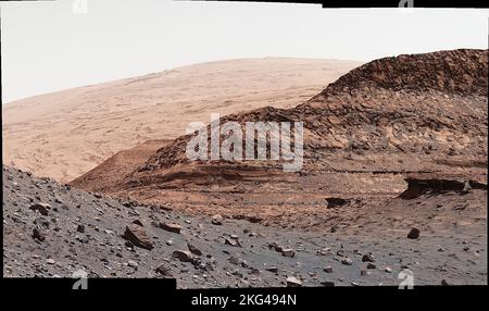 Die Nahaufnahme der Felsen von Curiocy im Paraitepuy Pass. Der Mars-Rover Curiocy der NASA nutzte seine Mastcam, um geologische Details innerhalb des Paraitepuy Passes zu erfassen, einem sandigen, hügeligen Gebiet, das der Rover im August 2022 durchquerte, um die sulfathaltige Einheit zu erreichen. In dieser Szene ist ein Hügel mit dem Spitznamen Orinoco innerhalb der Sulfatregion und der obere Mount Sharp in der Ferne. Dieses Bild wurde am 15. August 2022, dem 3.564.. Marstag, oder sol, der Mission, aufgenommen. Diese Szene besteht aus drei Einzelbildern, die zusammengefügt wurden, nachdem sie zurück zur Erde geschickt wurden. Die Farbe wurde angepasst Stockfoto