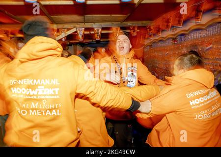 DEN HAAG - Orange Fans jubeln über die 0-2 der Orangen auf dem Haagse Marktweg, besser bekannt als Oranjestraat, während des WM-Spiels in Katar zwischen Senegal und den Niederlanden. ANP SEM VAN DER WAL niederlande Out - belgien Out Stockfoto