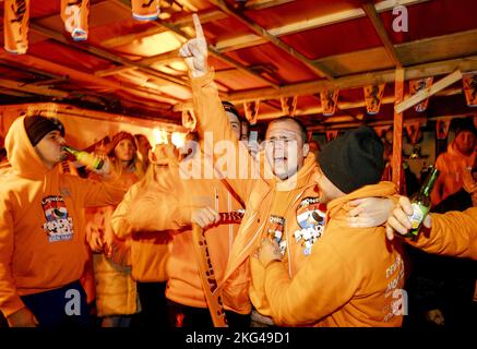 DEN HAAG - Orange Fans jubeln über die 0-2 der Orangen auf dem Haagse Marktweg, besser bekannt als Oranjestraat, während des WM-Spiels in Katar zwischen Senegal und den Niederlanden. ANP SEM VAN DER WAL niederlande Out - belgien Out Stockfoto