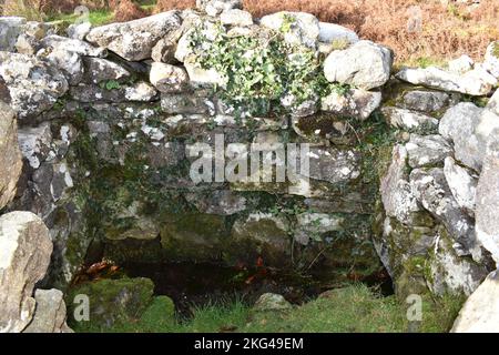 St. CyBi's Holy Brunnen, Llyn Peninsular, North Wales - im Inneren der Ruinen des abgelösten Latrinengebäudes Stockfoto