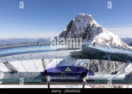 Bergblick und Informationsschalter mit Bergblick und Berghöhen im österreichischen Dachsteinberg. Stockfoto