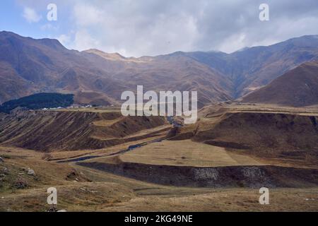 Hochgebirgslandschaft an der georgischen Heerstraße, Ort Kanobi, Distrikt Stepantsminda, Region Mtskheta-Mtianeti, hoher Kaukasus, Georgien Stockfoto