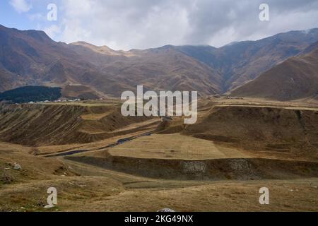 Hochgebirgslandschaft an der georgischen Heerstraße, Ort Kanobi, Distrikt Stepantsminda, Region Mtskheta-Mtianeti, hoher Kaukasus, Georgien Stockfoto