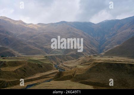 Hochgebirgslandschaft an der georgischen Heerstraße, Ort Kanobi, Distrikt Stepantsminda, Region Mtskheta-Mtianeti, hoher Kaukasus, Georgien Stockfoto