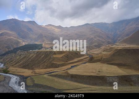 Hochgebirgslandschaft an der georgischen Heerstraße, Ort Kanobi, Distrikt Stepantsminda, Region Mtskheta-Mtianeti, hoher Kaukasus, Georgien Stockfoto