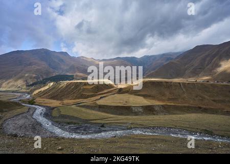 Hochgebirgslandschaft an der georgischen Heerstraße, Ort Kanobi, Distrikt Stepantsminda, Region Mtskheta-Mtianeti, hoher Kaukasus, Georgien Stockfoto