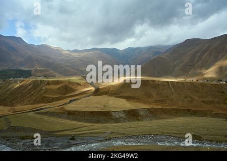 Hochgebirgslandschaft an der georgischen Heerstraße, Ort Kanobi, Distrikt Stepantsminda, Region Mtskheta-Mtianeti, hoher Kaukasus, Georgien Stockfoto