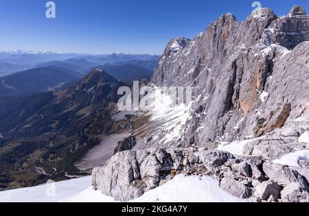 Die hohe österreichische Region Dachstein, von oben gesehen, das Tal darunter Stockfoto