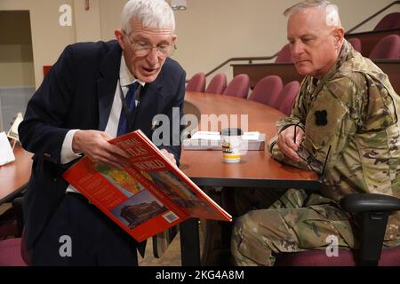 Ward Zischke, Historiker der Readiness Division 88., zeigt LT. Col. (Kap.) Timothy Stansberry, 88. RD Kaplan, der Ort der Friedensmission der 88. Division in Italien am Ende des Zweiten Weltkriegs während einer History Brown Bag Präsentation am 28. Oktober 2022 in Fort McCoy, Wis. Stockfoto