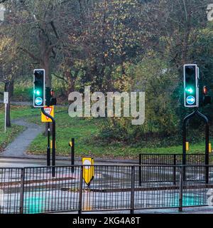 Epsom, Surrey, London, Großbritannien, 20 2022. November, Grüne Ampel ohne Autos oder Menschen an Einem nassen Herbsttag Stockfoto