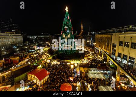 Dortmund, Deutschland. 21.. November 2022. Auf dem Dortmunder Weihnachtsmarkt wurden in diesem Jahr zum ersten Mal die Lichter an gut 1.000 Fichten eingeschaltet, die zu einem 45 Meter hohen „Baum“ gestapelt wurden. Dieses Jahr gibt es einige Energiesparmaßnahmen für den Riesen, der von der Stadt als „größter Weihnachtsbaum der Welt“ beworben wird. Nach etwa vier Wochen Bauzeit wird der größte Weihnachtsbaum der Welt mit 48.000 Lichtern, Kugeln und anderen Dekorationen ausgestattet sein. (zoom-Effekt) Credit: Dieter Menne/dpa/Alamy Live News Stockfoto