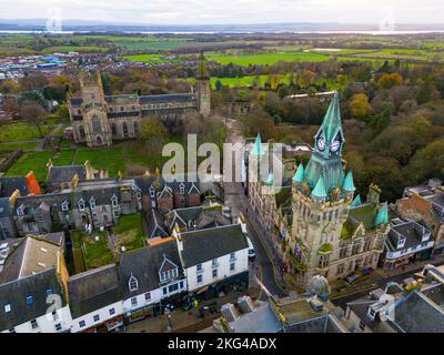Luftaufnahme des Rathauses auf Kirkgate und der Dunfermline Abbey in der Stadt Dunfermline, Fife, Schottland, Großbritannien Stockfoto