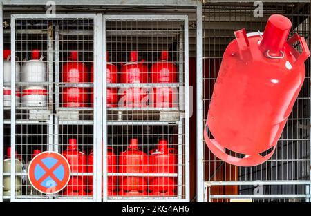 Gaskrise. Gasflaschen in einem Käfig gelagert. Gasflaschen hinter Gitter verriegelt Stockfoto