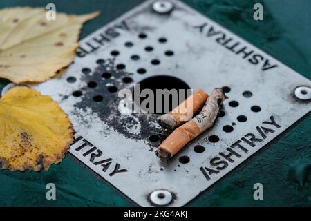 Epsom, Surrey, London, Großbritannien, 20 2022. November, zwei gebrauchte Zigarettenkippen auf Einem Straßenaschenbecher mit No People on A Wet Weather DAT Stockfoto