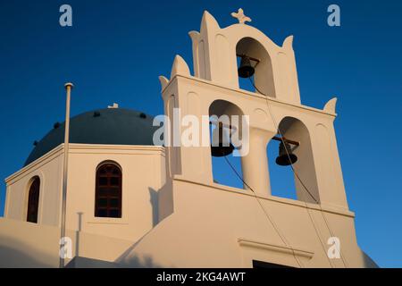 Blick auf die Blauen Kirchen und die Glocken in Santorin, Griechenland Stockfoto