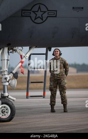 Ein US-Airman, der dem 391. Fighter Generation Squadron, Mountain Home Air Force Base, Idaho, zugewiesen wurde, überblickt einen F-15E Strike Eagle auf der Tyndall AFB, Florida, 28. Oktober 2022. Die Einheit besuchte Tyndall, um an der karierten Flagge 23-1 teilzunehmen. Checkered Flag ist eine großräutige Luftübung, die die Bereitschaft und Interoperabilität durch den Einbau von Flugzeugen der 4.- und 5.-Generation während der Luft-Luft-Kampfausbildung fördert. Die 23-1 Iteration der Übung fand am 31. Oktober - 10. November 2022 statt. Stockfoto