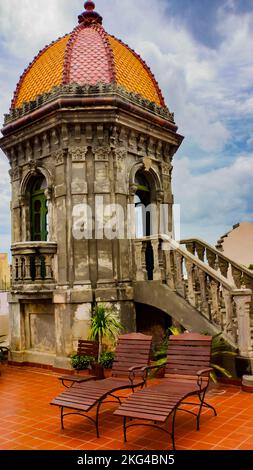 Havanna, Kuba - 7. April 2017: Dachterrasse des Hotel Raquel in Havanna, Kuba. Das Hotel wurde 1908 als Textillager erbaut. Stockfoto