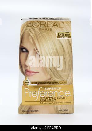 L'Oreal Paris L'oreal Superior Präferenz permanente Haarfarbe die Farbe ist Ultra Natural Blonde Haarfärbebox auf weißem Hintergrund, isoliert Stockfoto