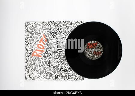 Punk-Rockband, Paramore-Musikalbum auf Vinyl-Schallplatte. Mit Dem Titel: Riot! Stockfoto