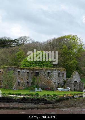 Das Getreidelager Arundel, Ufer der Clonakilty Bay. Ein Steingebäude in Europa. Historisches architektonisches Denkmal, Landschaft. Touristenattraktionen in IR Stockfoto