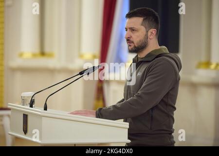 Kiew, Ukraine. 21.. November 2022. Der ukrainische Präsident Wolodymyr Zelenskyy hält im Rahmen einer Zeremonie anlässlich des Tages der würde und Freiheit im Weißen Heldensaal im Mariyinski-Palast am 21. November 2022 in Kiew, Ukraine, eine Rede. Kredit: Ukrainische Präsidentschaft/Ukrainische Presidential Press Office/Alamy Live Nachrichten Stockfoto