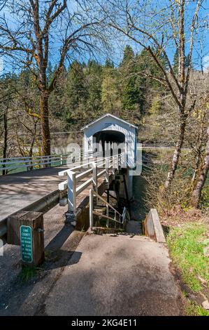 Hendricks Covered Bridge abseits des Highway 126, Lane County Parks auf der Hendricks Park Rd in der Nähe von Springfield, Oregon. Stockfoto