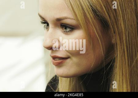 KATHERINE JENKINS, SEHR JUNG, 2003: Opernsängerin Katherine Jenkins im Hilton Hotel in Cardiff, 15. Oktober 2003. Foto: ROB WATKINS. INFO: Katherine Jenkins ist eine walisische klassische Crossover-Mezzosopranistin, die für ihre kraftvolle Stimme und ihre fesselnden Auftritte bekannt ist. In den frühen 2000er Jahren erlangte sie Berühmtheit und verbindet Oper, Pop und traditionelle Musik und erlangte mit Alben wie Premiere und Living a Dream weitverbreitete Anerkennung. Stockfoto