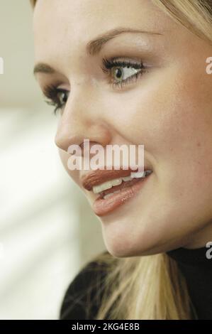 KATHERINE JENKINS, SEHR JUNG, 2003: Opernsängerin Katherine Jenkins im Hilton Hotel in Cardiff, 15. Oktober 2003. Foto: ROB WATKINS. INFO: Katherine Jenkins ist eine walisische klassische Crossover-Mezzosopranistin, die für ihre kraftvolle Stimme und ihre fesselnden Auftritte bekannt ist. In den frühen 2000er Jahren erlangte sie Berühmtheit und verbindet Oper, Pop und traditionelle Musik und erlangte mit Alben wie Premiere und Living a Dream weitverbreitete Anerkennung. Stockfoto