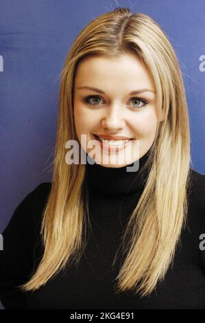 KATHERINE JENKINS, SEHR JUNG, 2003: Opernsängerin Katherine Jenkins im Hilton Hotel in Cardiff, 15. Oktober 2003. Foto: ROB WATKINS. INFO: Katherine Jenkins ist eine walisische klassische Crossover-Mezzosopranistin, die für ihre kraftvolle Stimme und ihre fesselnden Auftritte bekannt ist. In den frühen 2000er Jahren erlangte sie Berühmtheit und verbindet Oper, Pop und traditionelle Musik und erlangte mit Alben wie Premiere und Living a Dream weitverbreitete Anerkennung. Stockfoto
