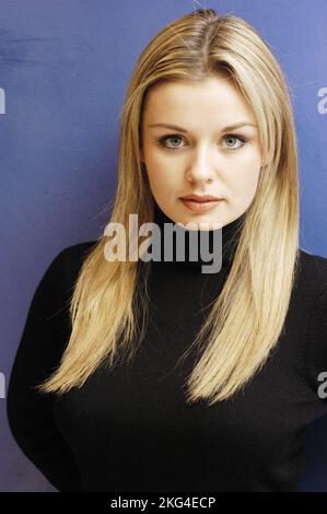 KATHERINE JENKINS, SEHR JUNG, 2003: Opernsängerin Katherine Jenkins im Hilton Hotel in Cardiff, 15. Oktober 2003. Foto: ROB WATKINS. INFO: Katherine Jenkins ist eine walisische klassische Crossover-Mezzosopranistin, die für ihre kraftvolle Stimme und ihre fesselnden Auftritte bekannt ist. In den frühen 2000er Jahren erlangte sie Berühmtheit und verbindet Oper, Pop und traditionelle Musik und erlangte mit Alben wie Premiere und Living a Dream weitverbreitete Anerkennung. Stockfoto