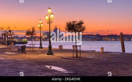 Fondamenta Zattere Al Ponte Lungo bei Sonnenaufgang in Venedig, Italien. Stockfoto