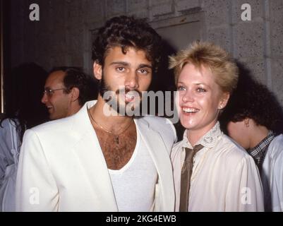 Melie Griffith und Steven Bauer bei der 'Grandview, U.S.A.' Beverly Hills Premiere am 23. Juli 1984 im Samuel Goldwyn Theatre in Beverly Hills, Kalifornien Credit: Ralph Dominguez/MediaPunch Stockfoto