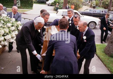 Cesar Romero, Glenn Ford und Ricardo Montalban beim Trauerdienst von Rita Hayworth am 18. Mai 1987 in der Church of the Good Shepherd in Beverly Hills, Kalifornien. Quelle: Ralph Dominguez/MediaPunch Stockfoto