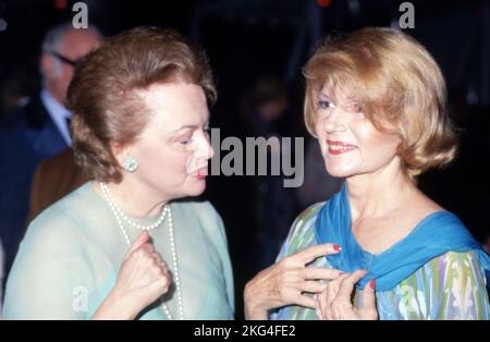 Rita Hayworth mit Olivia de Havilland um die 1970er Jahre Credit: Ralph Dominguez/MediaPunch Stockfoto