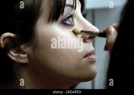 SIWAN MORRIS, SCHAUSPIELER, 2007: Siwan Morris, walisische Schauspielerin und Star von Skins auf Channel 4, fotografiert als sie von einem Make-up-Künstler für ein Modeshooting am Neujahrstag 2007 in Cardiff vorbereitet wurde. Foto: ROB WATKINS Stockfoto