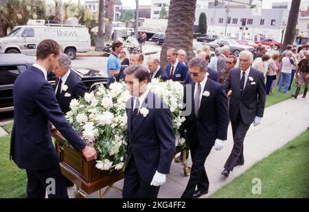 Cesar Romero, Glenn Ford und Ricardo Montalban beim Trauerdienst von Rita Hayworth am 18. Mai 1987 in der Church of the Good Shepherd in Beverly Hills, Kalifornien. Quelle: Ralph Dominguez/MediaPunch Stockfoto