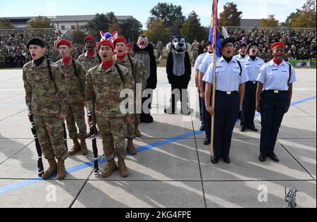 Mitglieder der 336. Training Squadron-Bohrteams singen während der Drill-down-Übung 81. der Training Group auf dem Bohrfeld der Levitow Training Support Facility auf der Keesler Air Force Base, Mississippi, 28. Oktober 2022. Keesler bildet jedes Jahr mehr als 30.000 Studenten aus. Während des Trainings erhalten Airmen die Möglichkeit, freiwillig zu lernen und Drill-down-Routinen durchzuführen. Stockfoto