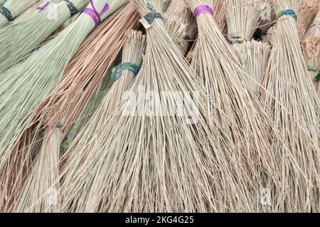 Strohbürsten zum Kehren auf dem Markt, Natitingou, Atacora, Benin Stockfoto