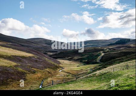 Hügel am Anfang der Cairngorms-Berge im Norden Schottlands Stockfoto