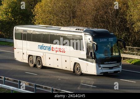 National Express-Buslinie 032 auf der M3 in Richtung London, England, Großbritannien Stockfoto