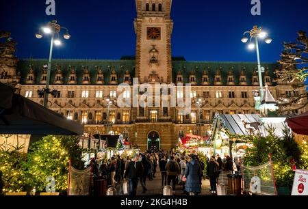 Hamburg, Deutschland. 21.. November 2022. Besucher spazieren durch den Roncalli-Weihnachtsmarkt am Rathausmarkt. Weihnachtsmärkte in Hamburg eröffnet. (Nur im Vollformat verwenden). Quelle: Daniel Bockwoldt/dpa/Alamy Live News Stockfoto