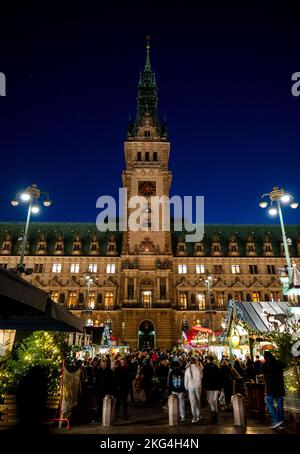 Hamburg, Deutschland. 21.. November 2022. Besucher spazieren durch den Roncalli-Weihnachtsmarkt am Rathausmarkt. Weihnachtsmärkte in Hamburg eröffnet. (Nur im Vollformat verwenden). Quelle: Daniel Bockwoldt/dpa/Alamy Live News Stockfoto